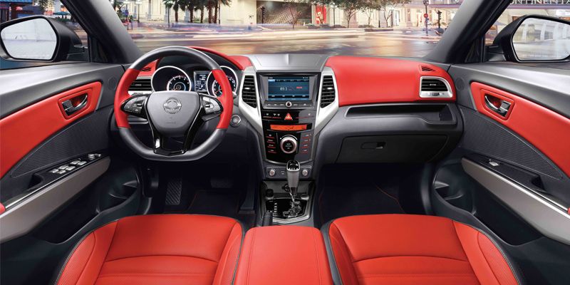 SsangYong Tivoli interior rojo nuevo