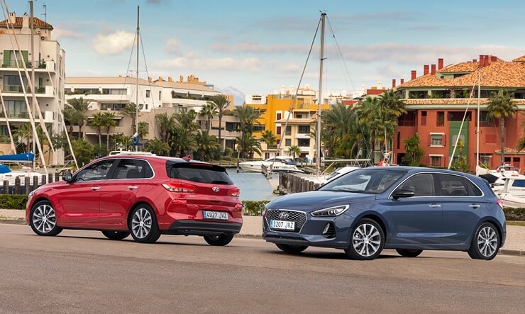 Nuevo Hyundai i30 azul y rojo